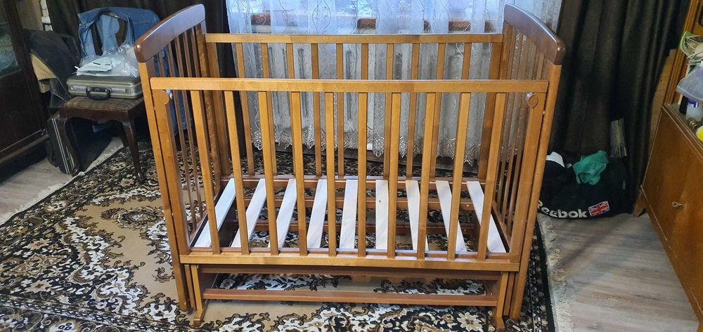 Кроватка детская, деревянная