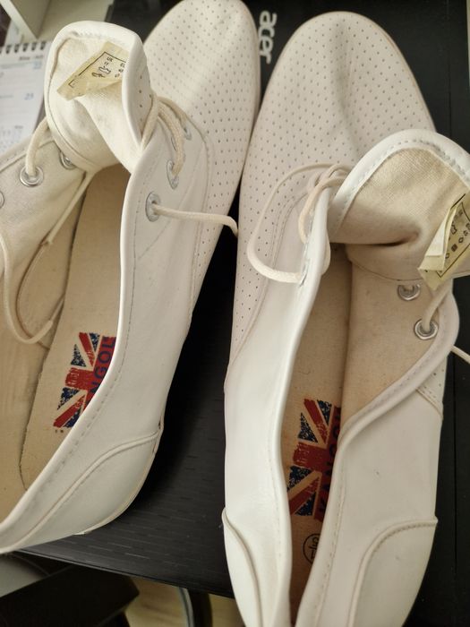 Бели изкуствени обувки мъжки  номер  45