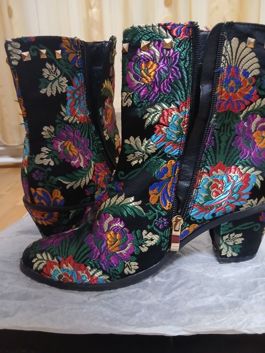 Botine cu broderie cusută manual ptr.damă