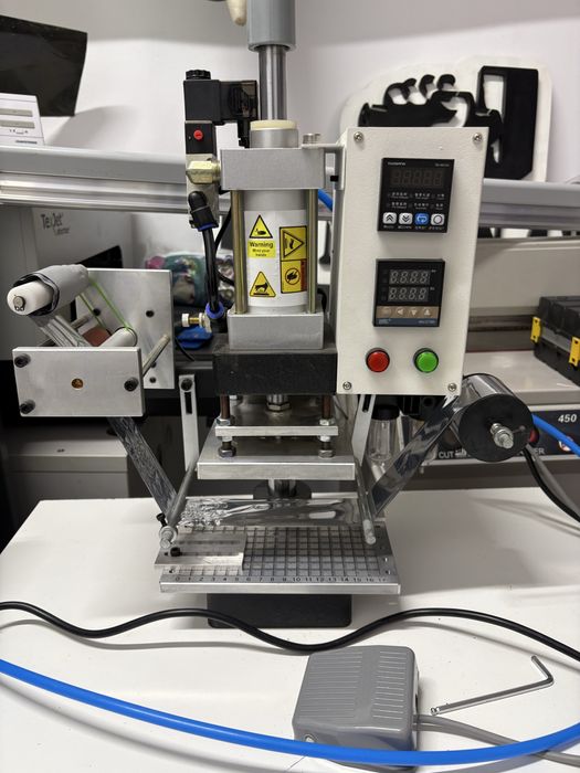 Presa stantare cu folio la cald