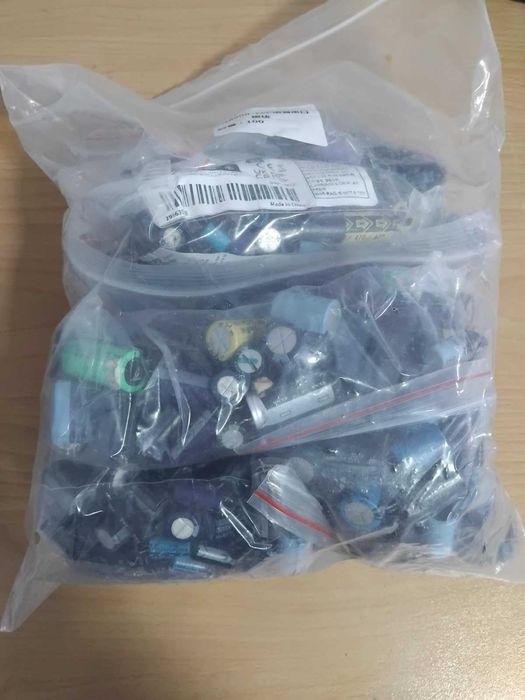 Лот електронни компоненти