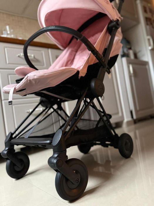 Carucior Cybex Coya Simply Flowers Pink/Roz  ideal pentru avion