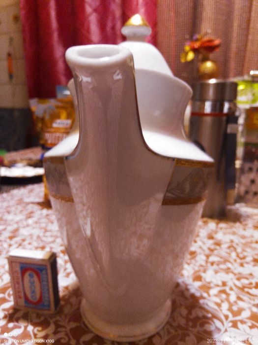 Продам чайник фарфоровый Японский.
