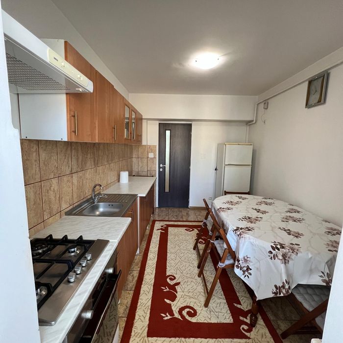 Închiriez apartament  3 camere, strada Victoriei lângă Shopping City T