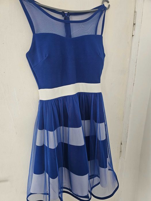 Продавам официална къса рокля