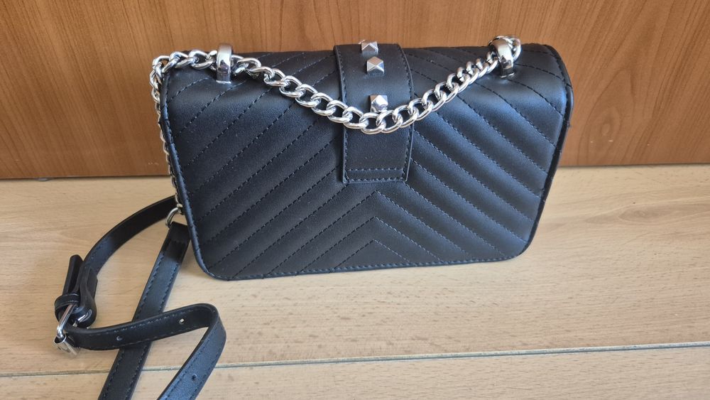 Малка черна чантичка