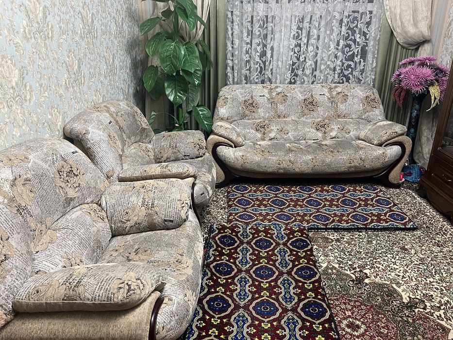 Диван с креслом, эргономичный фасон