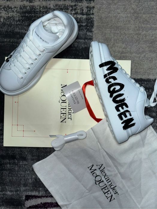 Alexander McQueen alb cu negru