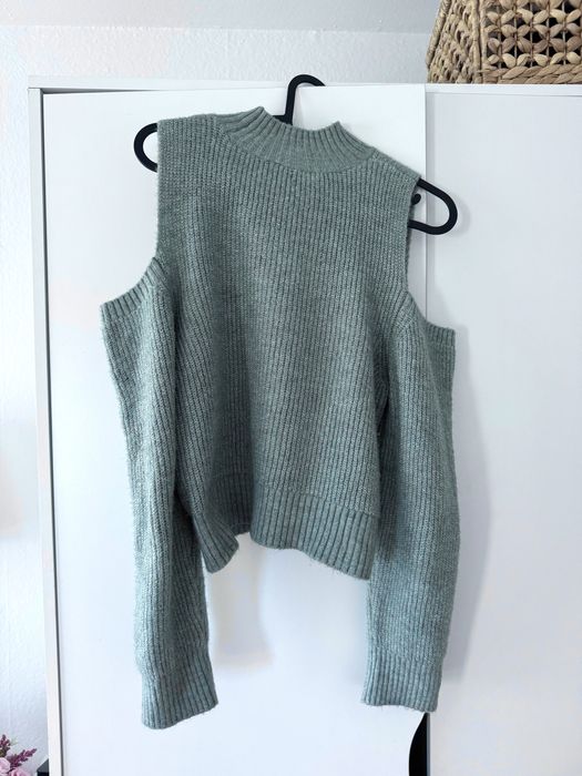 Тюркоазен пуловер с изрязани рамене