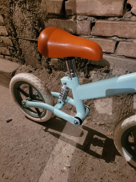 Bicicleta de echilibru cu suspensie