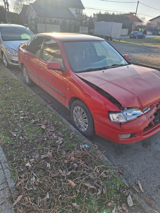Nissan Primera avariat