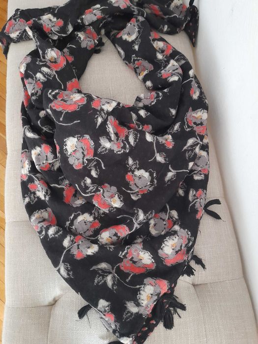 Esarfa Pepe Jeans cu 2 fete,50 lei, deosebita