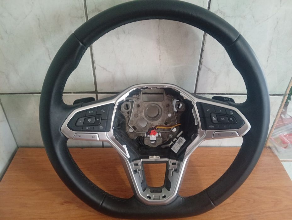 Vând volan cu încălzire și padele Volskwagen