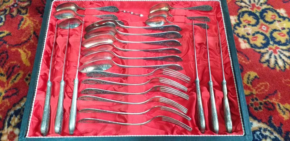 Vand set tacâmuri suflate cu argint!