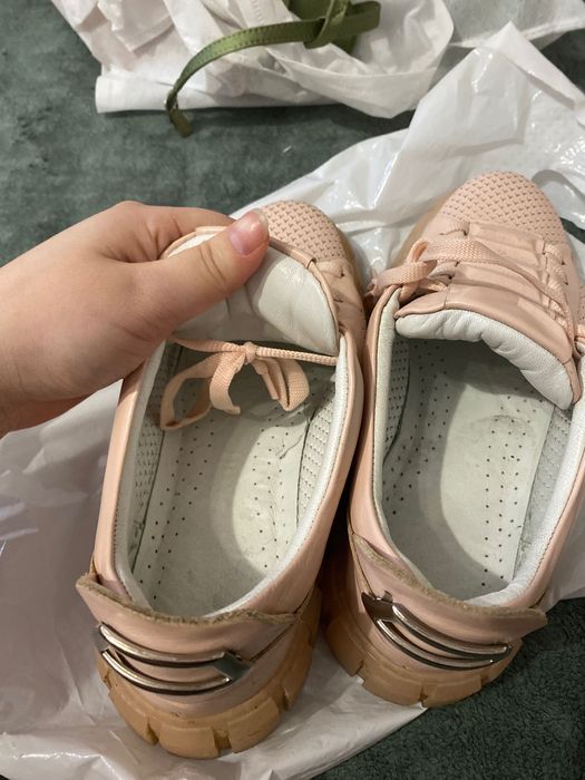 Кожаные кроссовки 37