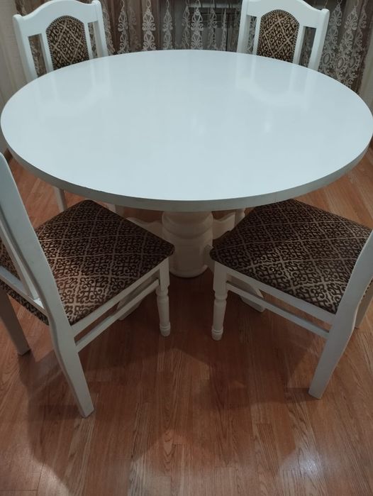 Стол и стулья. Стол обеденный.