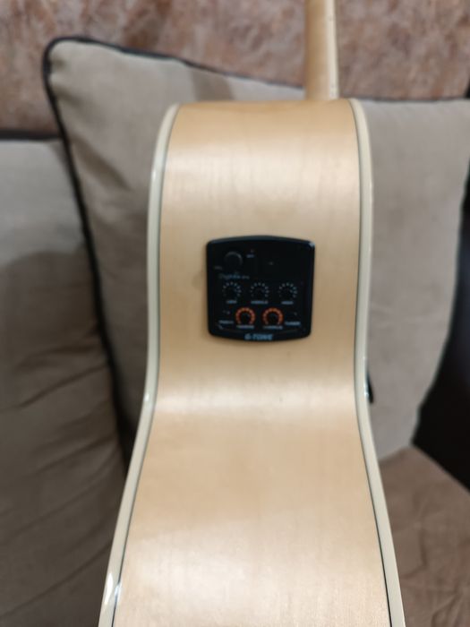 Электроакустическую гитару