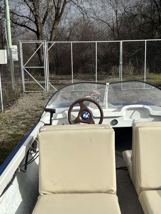 Лодка тримаран с двигател Евинруд и к