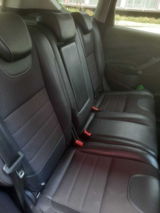 Ford Kuga Titanium culoare negru perlat , 180CP 4x4 sistem inteligent cu cutie de viteza automata