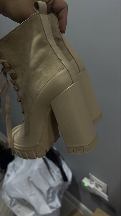 Ботинки бежевые на каблуке