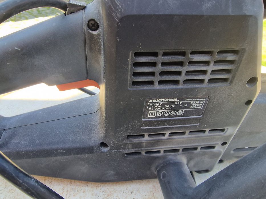 Vând fierastrau Black &Decker  cu lamă tăiat  BCA