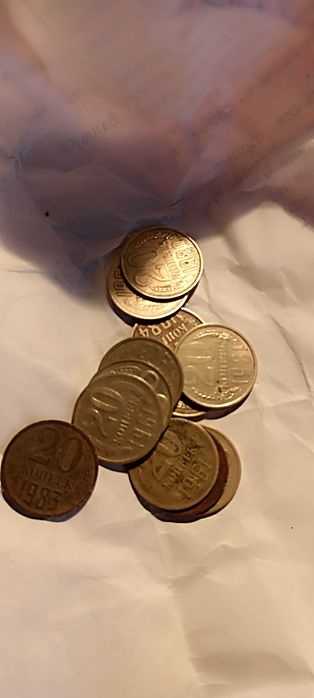 Монеты деньги жёлтые белые