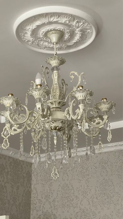 Стул стуля, люстра , стр машина, холодильник , телевизор!