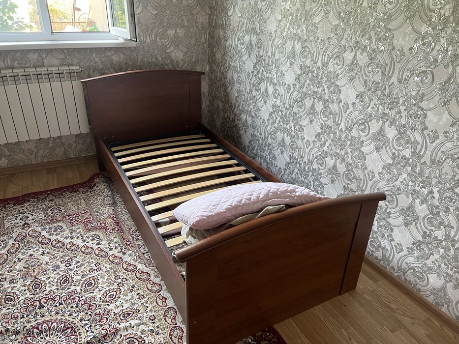 Спальня, кровать , зеркало , комод