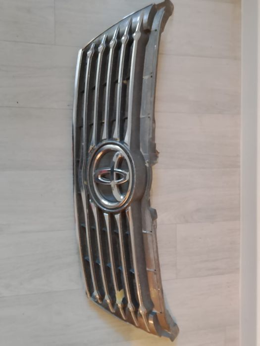 Продаю решётка от Тойота камри 50 в хорошем состоянии , цена 10000 тен