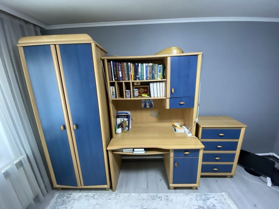 Продам детский мебельный гарнитур (стенка со столом и комодом)