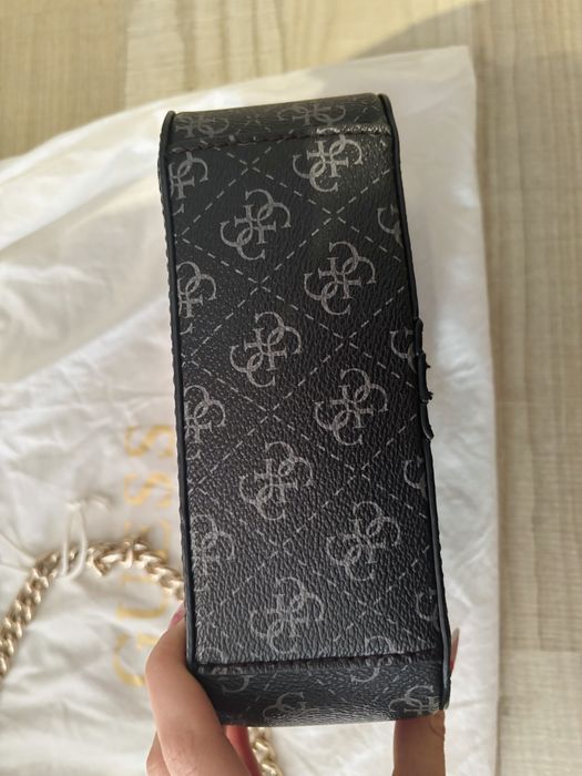 Geanta de umar Guess
