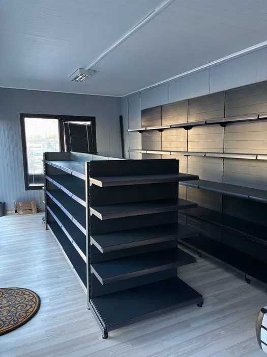 Двустранен островен стелаж за магазин с перфо гръб в тъмно сив мат