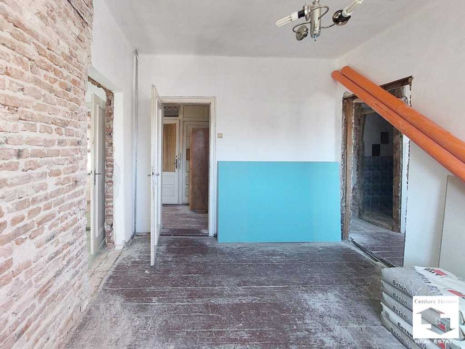 105587 Етаж от къща с три помещения в центъра на Велико Търново