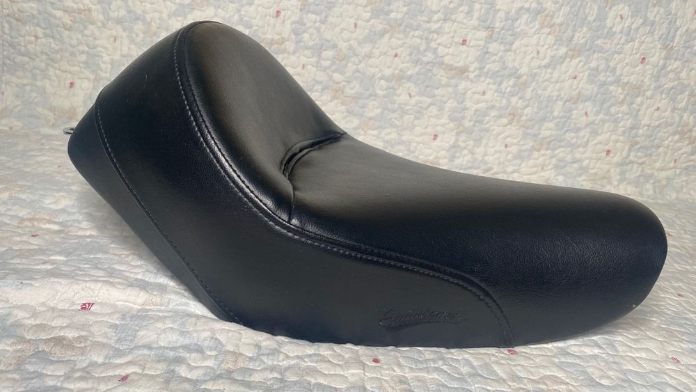 Сиденье одиночное Saddlemen на мотоцикл Harley Davidson
