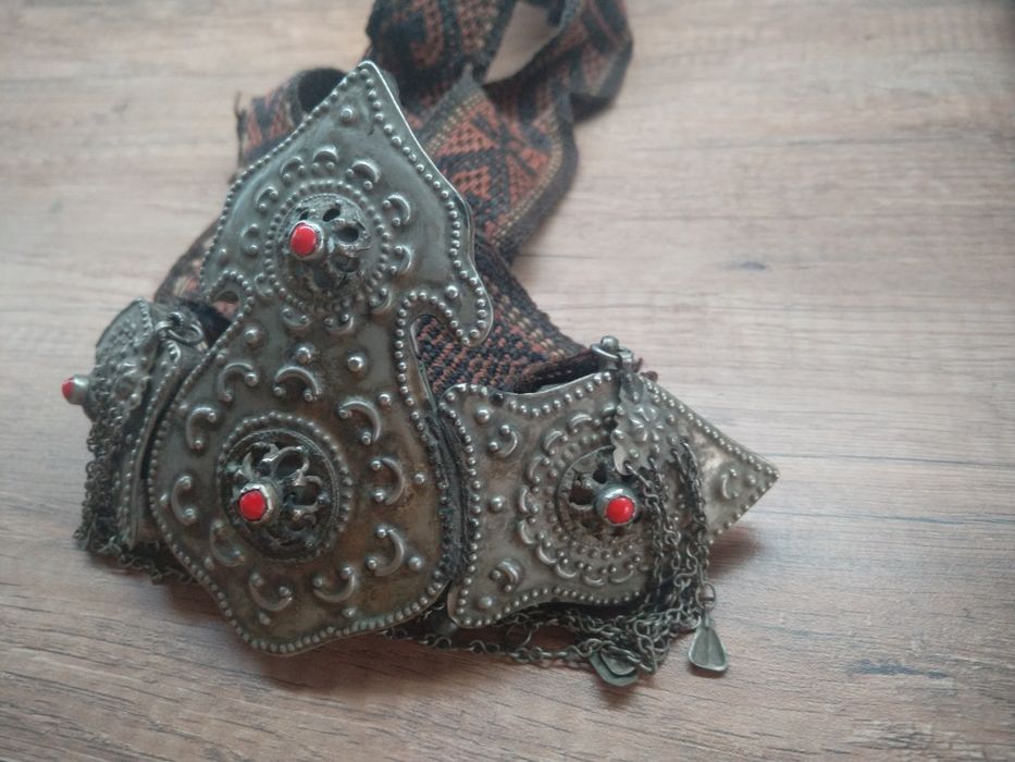 Продавам антикварни сребърни пафти с филигран и червен корал