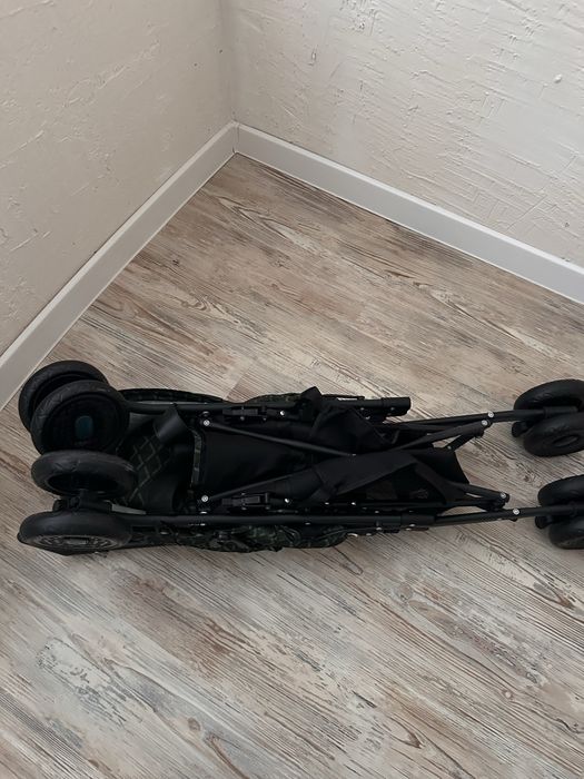 Продам новую коляску прогулочную