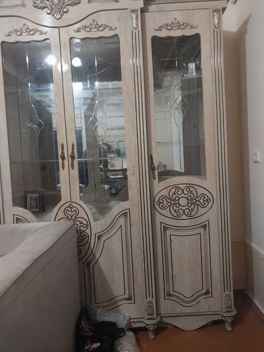 Трюмо, белое с золотыми узорами