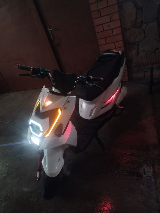 Строчно продам электроскутер новые акамуляторы