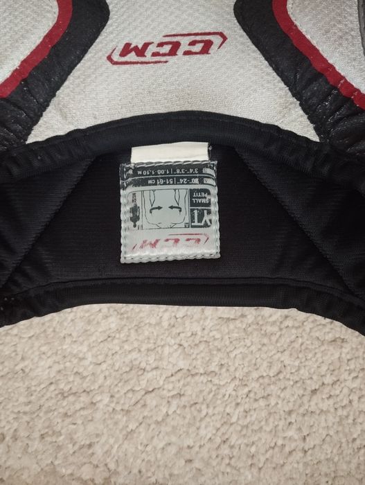 Хоккейные трусы и нагрудник