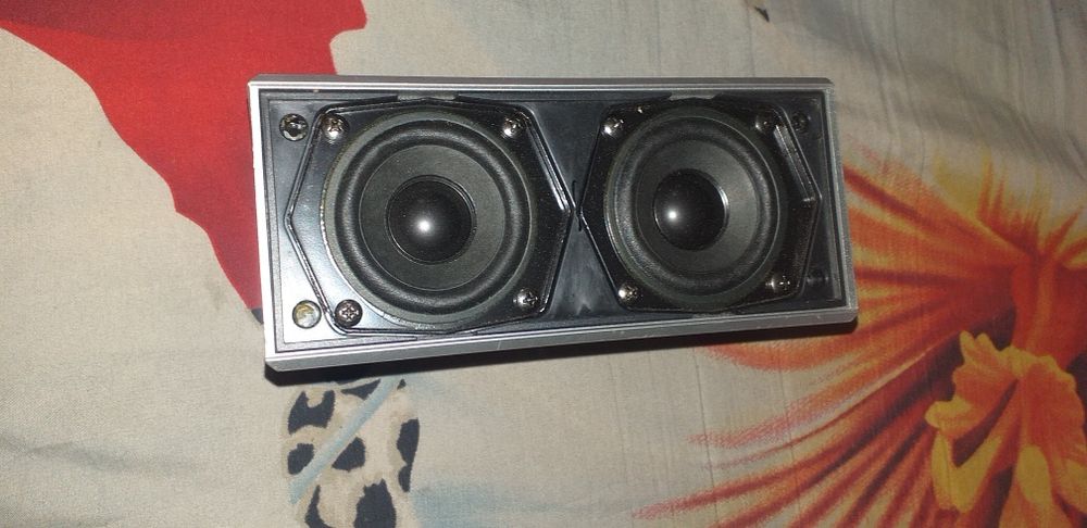 Vând 4 sateliți și o boxa centrala, marca Yamaha, model NX- C130,