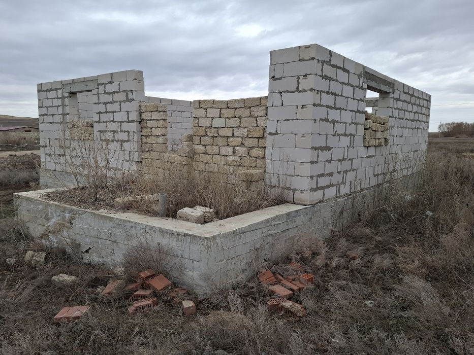 Участок, дом недостроенный