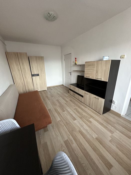 Garsoniera de inchiriat, Marasti