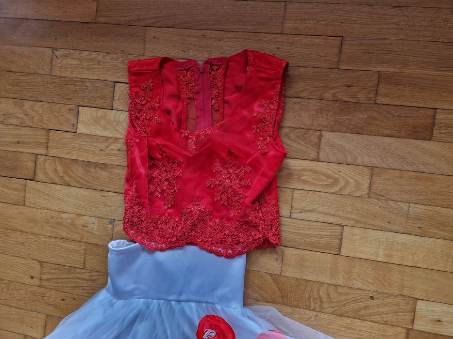 Rochie alba de seara sau de scena,cu maci.