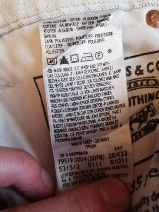 с етикета дамски дънки Levis уникални 28