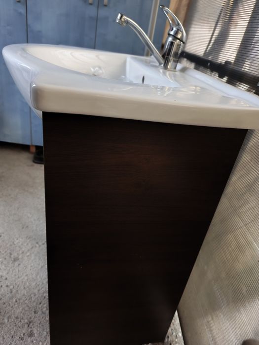 Set chiuvetă baie,baterie,dulap și furtun