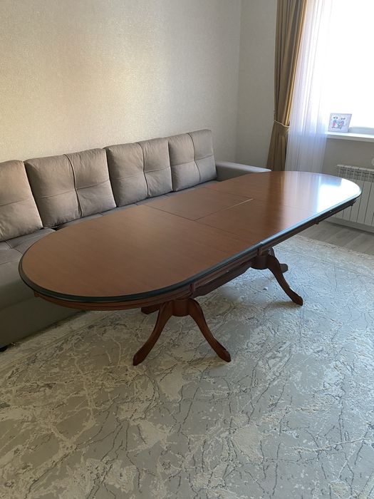 Продам обеденный стол.