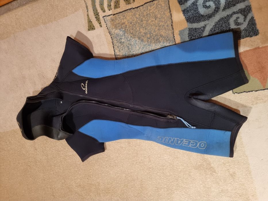 Costume neopren folosite in stare bună