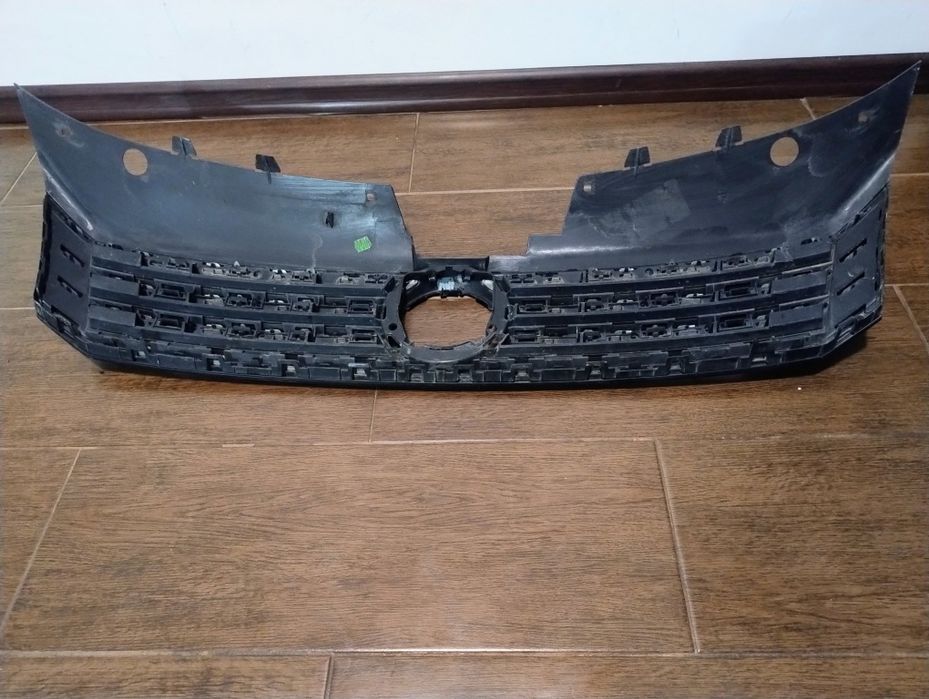 Grila centrala Passat B7