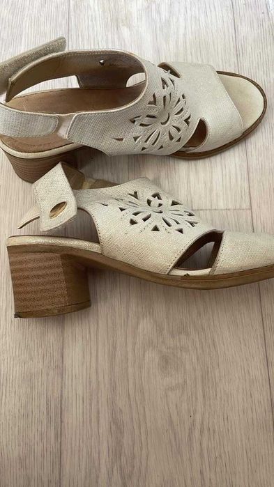 Женские сандалии