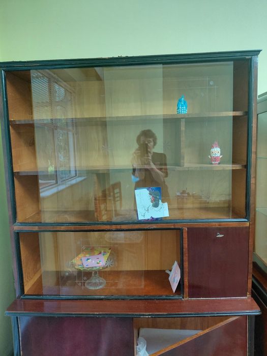 Biblioteca retro în stare bună cu dulap inferior si vitrina cu rafturi